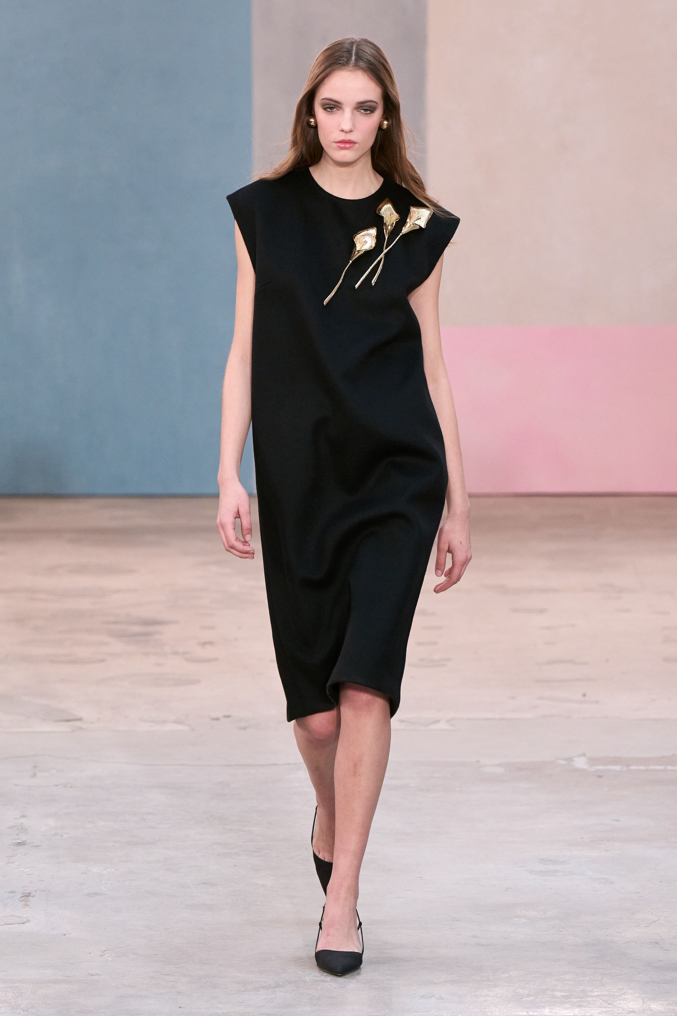 Carolina Herrera延续品牌标志性的优雅与花卉浪漫，立体花朵、修身礼裙与黑白对比呈现经典女性魅力，在简洁背景中强化结构廓形与精致装饰，优雅而坚定-顽石频道趋势研究